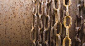 rusted-chain-on-a-rusted-cylinder
